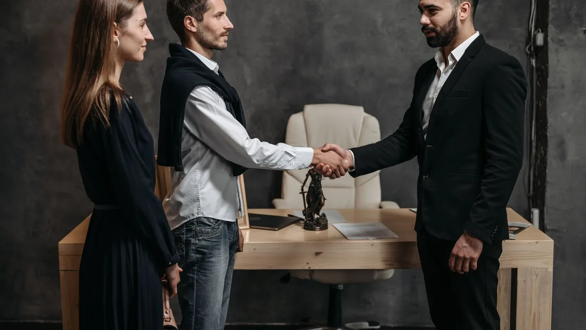 İş teklifi ve maaş görüşmesini simgeleyen ofis tokalaşması