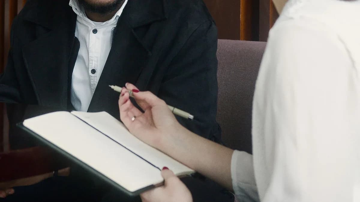 Modern ofiste devam eden profesyonel iş görüşmesi